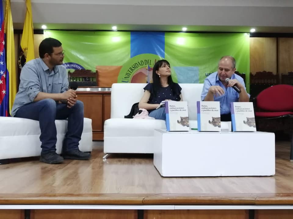 El director general del ICANH, Ernesto Montenegro, presenta la novedad «Rutas, embarcaciones y pueblos del mar». Lo acompañan Nara Fuentes, compiladora del libro, y Nicolás Jiménez, coordinador del Grupo de Divulgación y Publicaciones del ICANH.