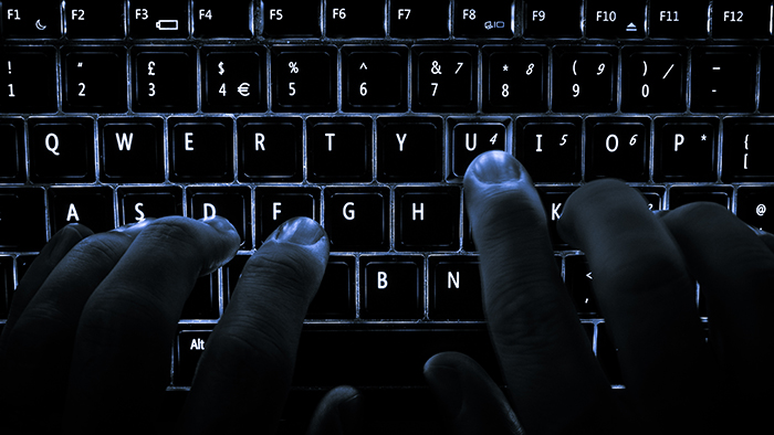 Dedos de hacker sobre un teclado